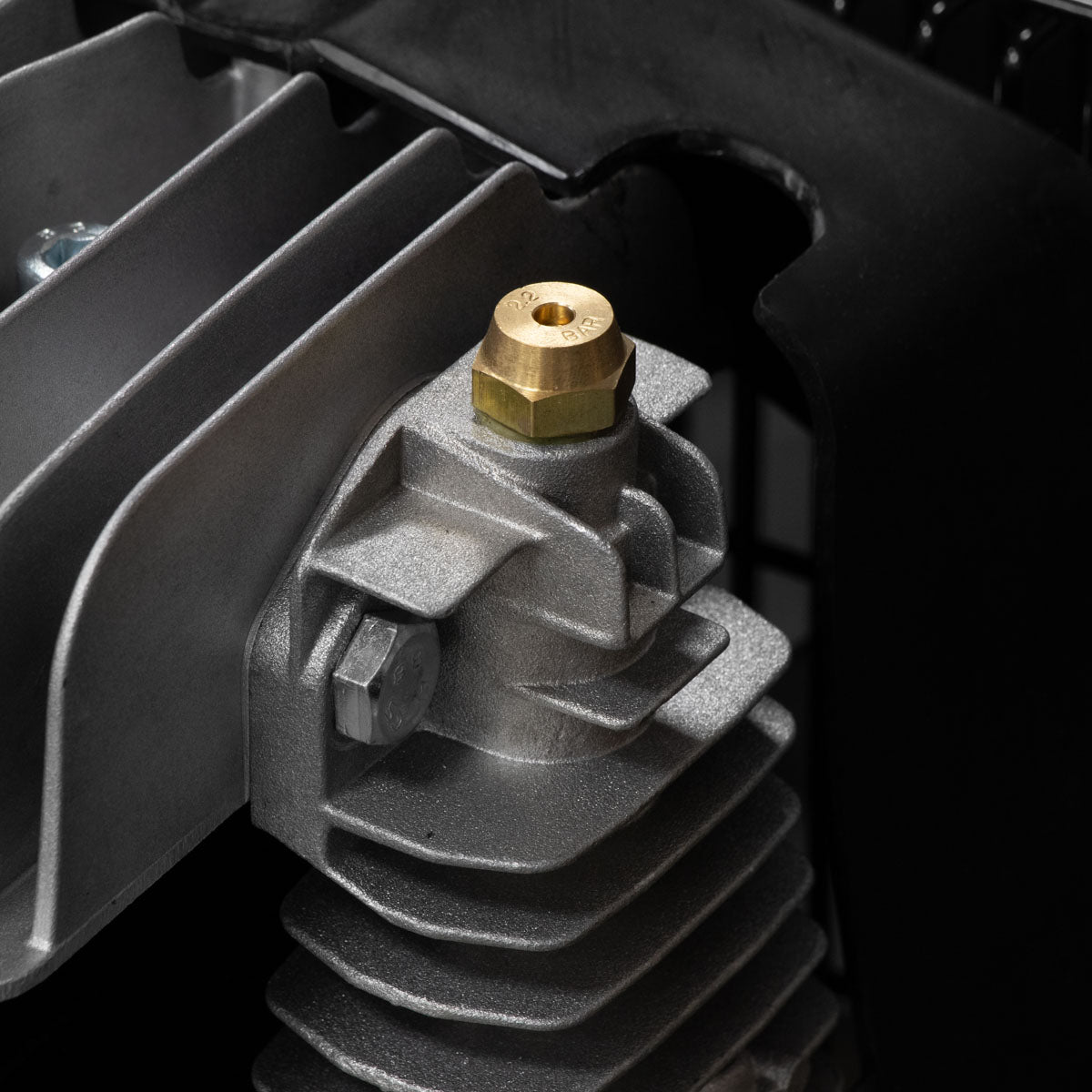 Głowica sprężarki dwutłokowej z mosiężnym króćcem i żebrowanym cylindrem